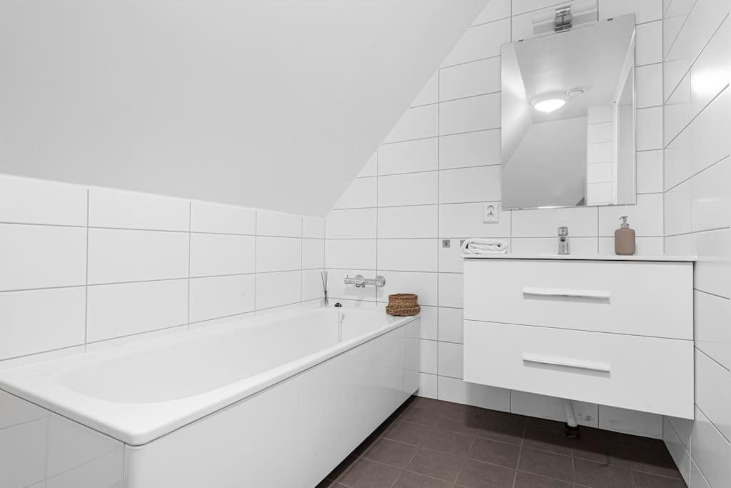 New! Huge Modern Apartment! Fit For Two Families! Μπέργκεν Εξωτερικό φωτογραφία