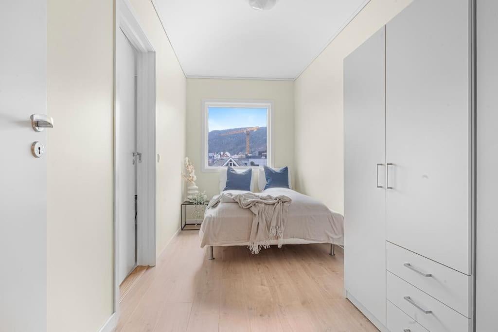 New! Huge Modern Apartment! Fit For Two Families! Μπέργκεν Εξωτερικό φωτογραφία