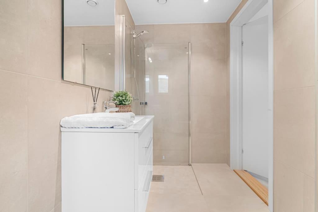 New! Huge Modern Apartment! Fit For Two Families! Μπέργκεν Εξωτερικό φωτογραφία